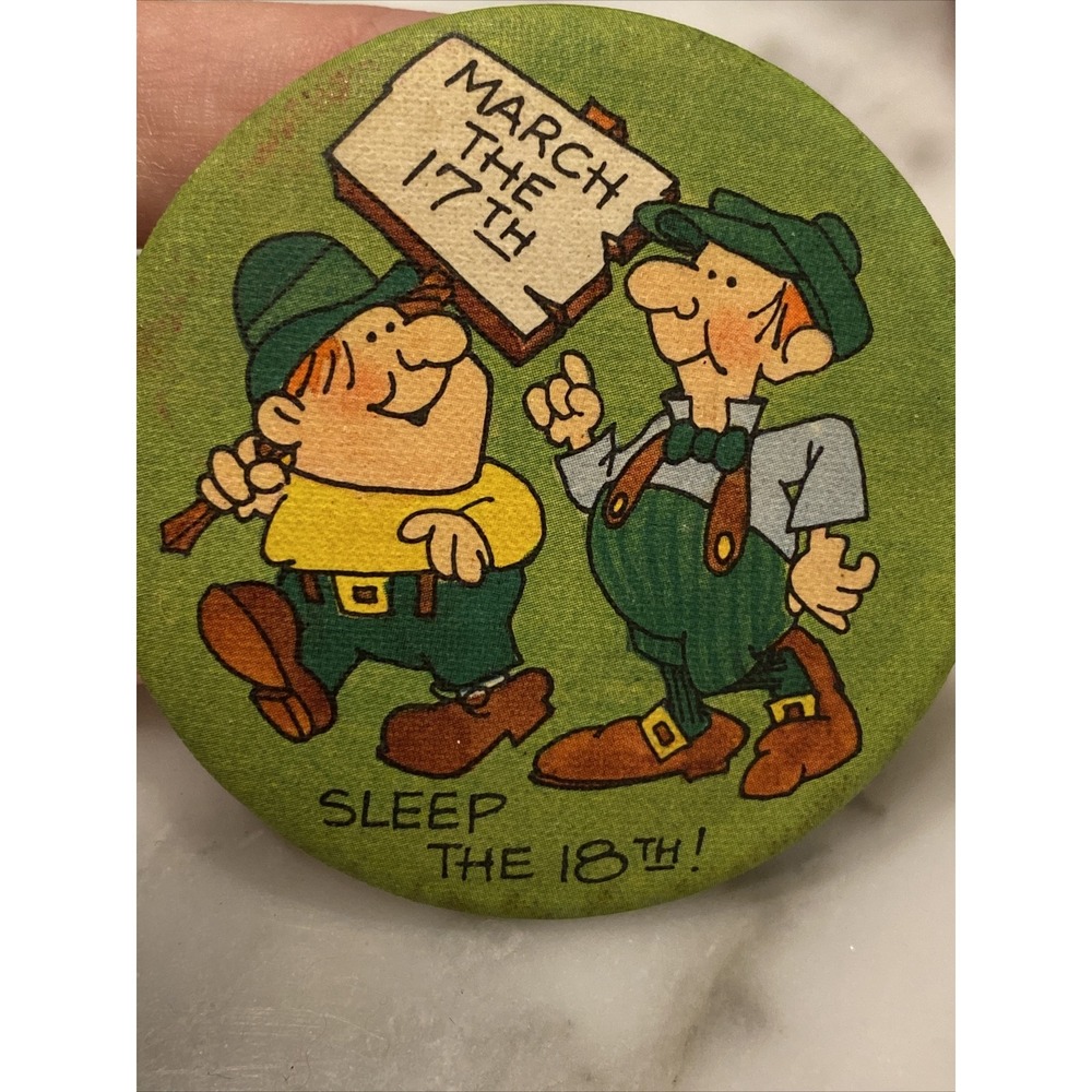 1979 ANIME Hallmark BUTTON PIN St Patrick's MARCH 17th SLEEP THE18th In Great +